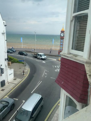 Amazing sea views ,brilliant location Apartment